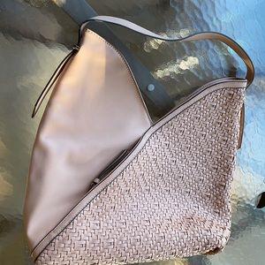 Pink shoulder bag with two exterior zip pockets